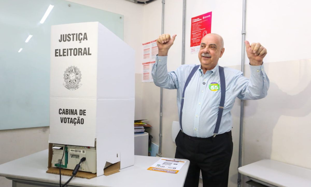 O prefeito Fuad Noman vota em seção eleitoral em BH.