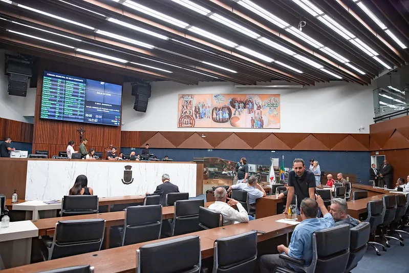 Foto mostra o plenário da Câmara de BH