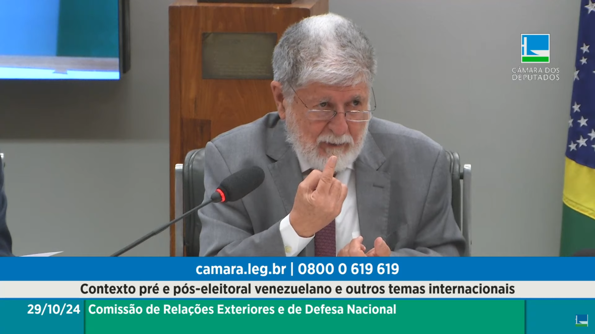 Celso Amorim fala a deputados na Câmara