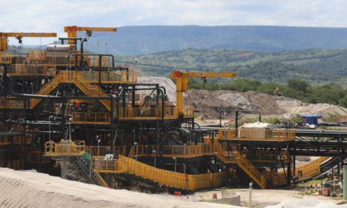 Foto mostra planta de exploração de minério