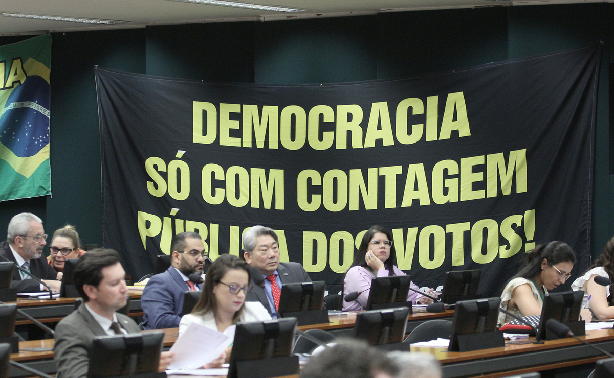 Faixa pelo voto impresso na CCJ da Cãmara