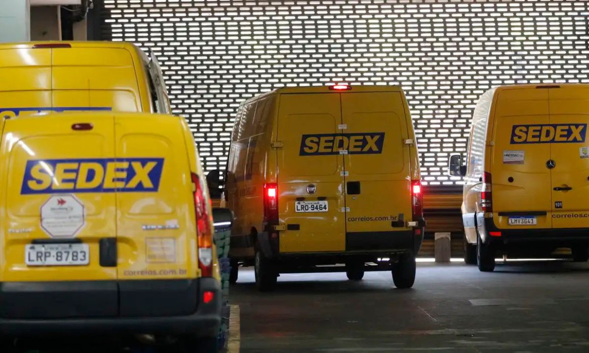 Foto mostra veículos dos Correios