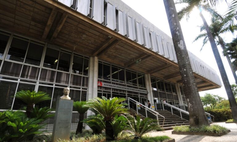 Foto mostra a fachada da Assembleia de Minas