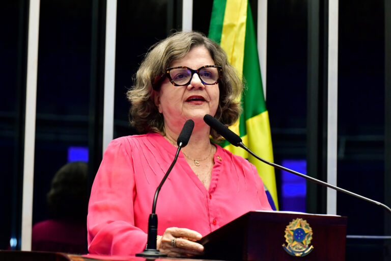 Senadora Teresa Leitão no plenário