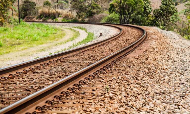 Foto mostra ferrovia em Minas Gerais