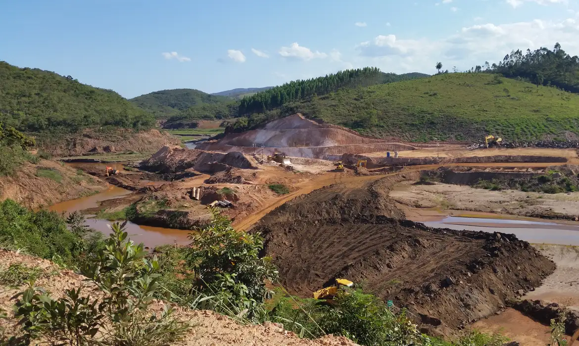 O dique S4 foi construído em 2016 como estrutura emergencial para conter o contínuo escoamento de rejeitos após o rompimento da Barragem do Fundão. Foto: Agência Brasil