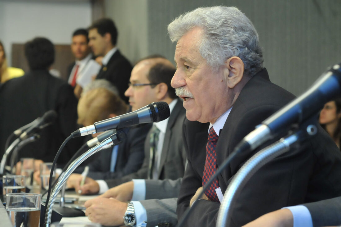 Defesa tenta impedir bloqueio de R$ 28 milhões em bens de ex-secretário de Fazenda de MG