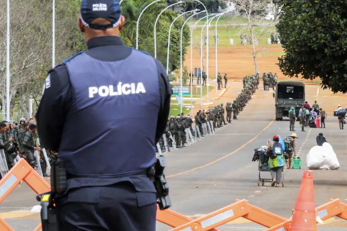 Polícia e militares se concentram na frente do QG do Exército para desmontar acampamento bolsonarista em 09.jan.2023