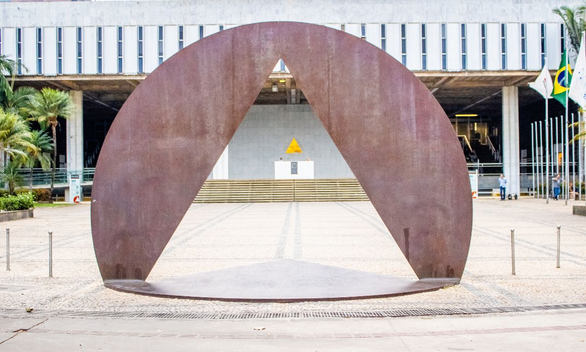 Foto mostra a Praça da Assembleia