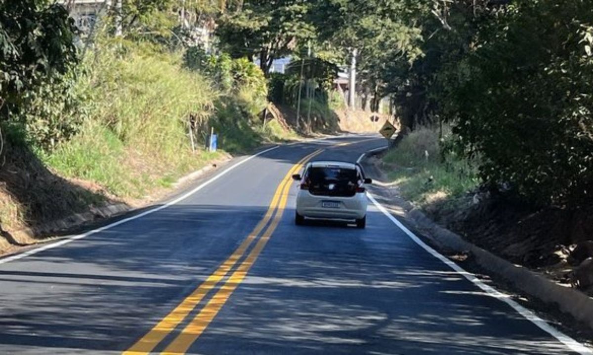 Carro trafega por rodovia mineira