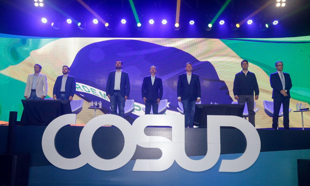 Foto mostra reunião do Cosud