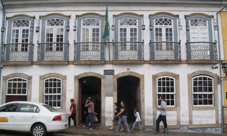 Foto mostra a Câmara Municipal de Ouro Preto.