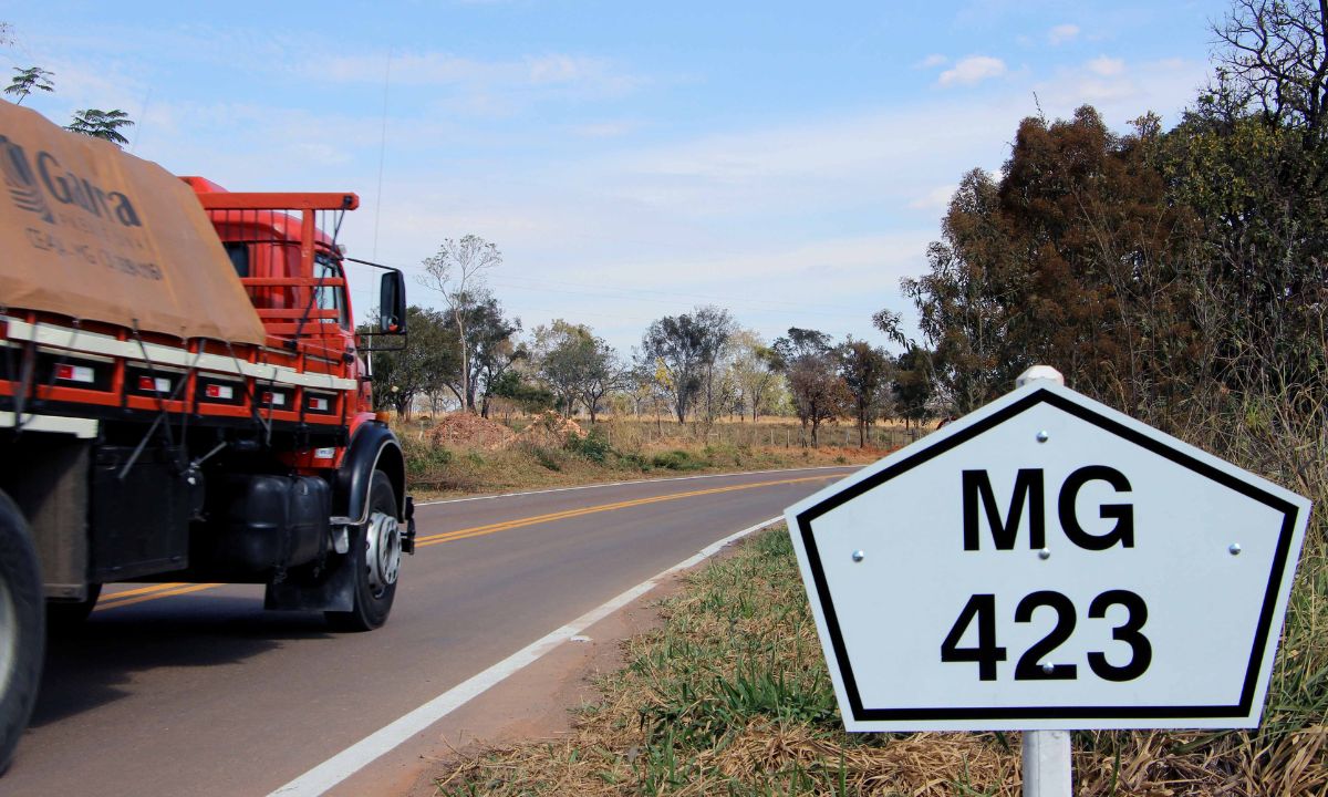 Caminhão trafega pela MG-423