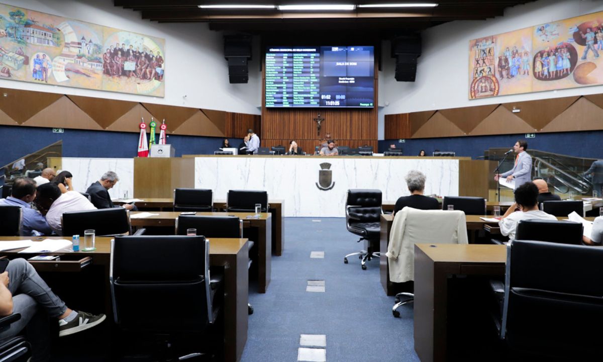 Foto mostra o plenário da Câmara de BH