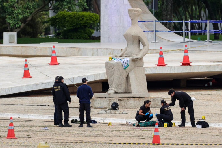 Policias periciam corpo em frente ao STF