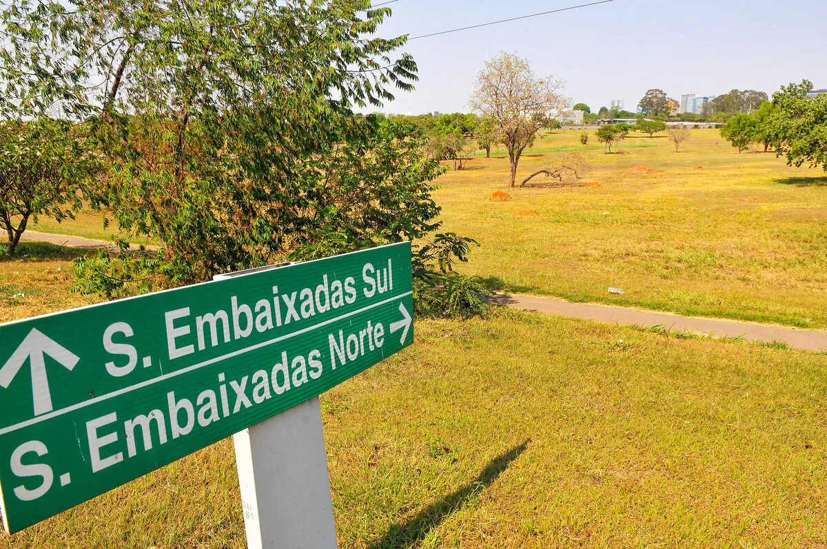 Placa do setor de embaixadas em Brasília