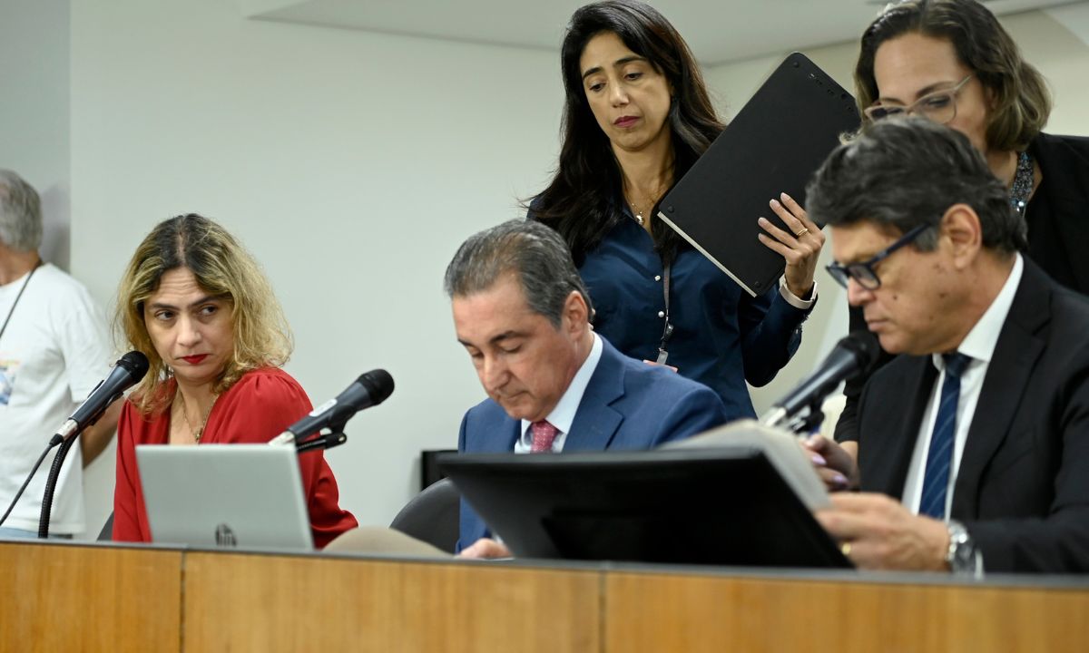 Foto mostra deputados em reunião da Comissão de Fiscalização Financeira