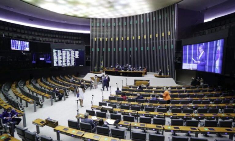 Foto mostra o plenário da Câmara dos Deputados