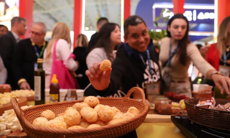 Foto mostra pão de queijo e queijo