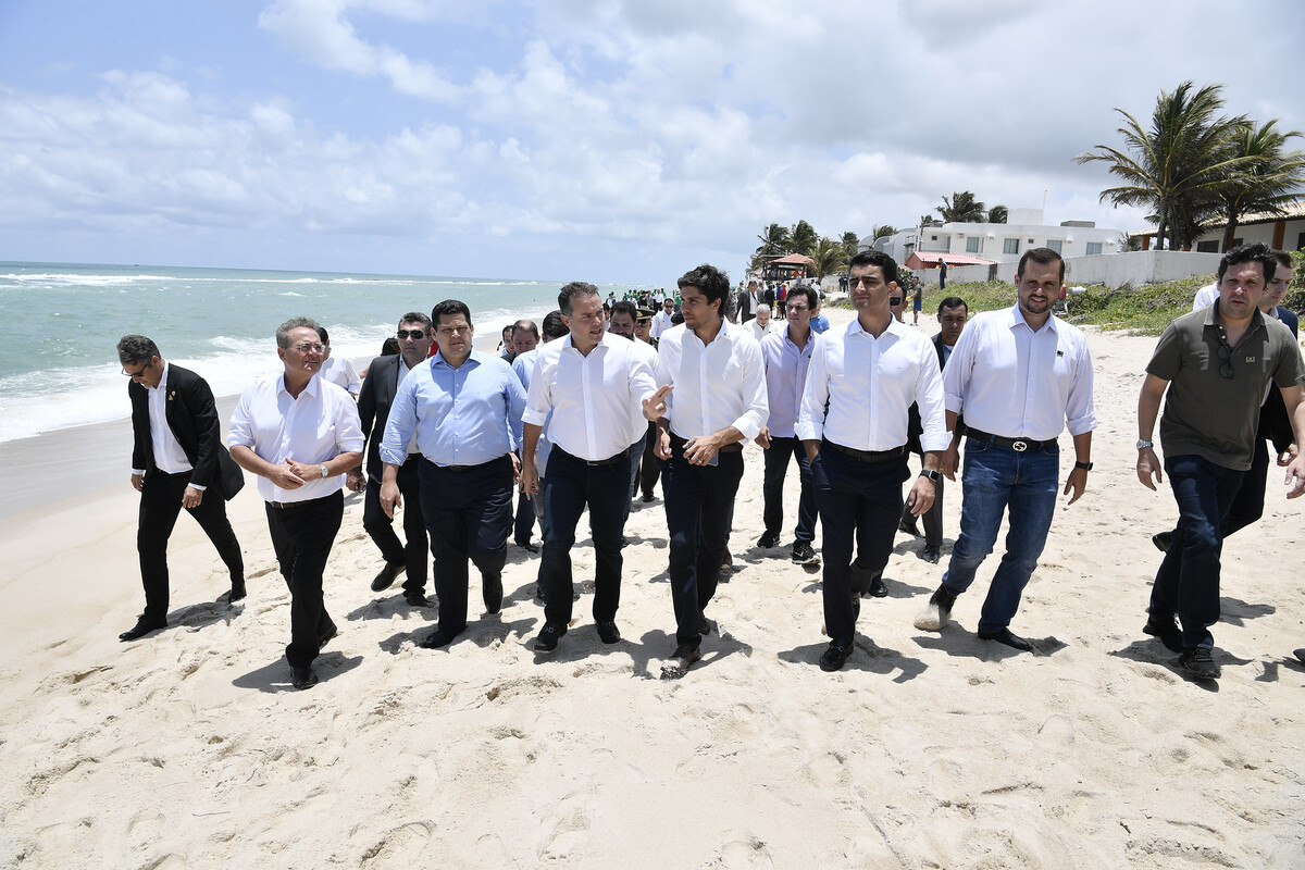 Senadores visitam praia no Alagoas