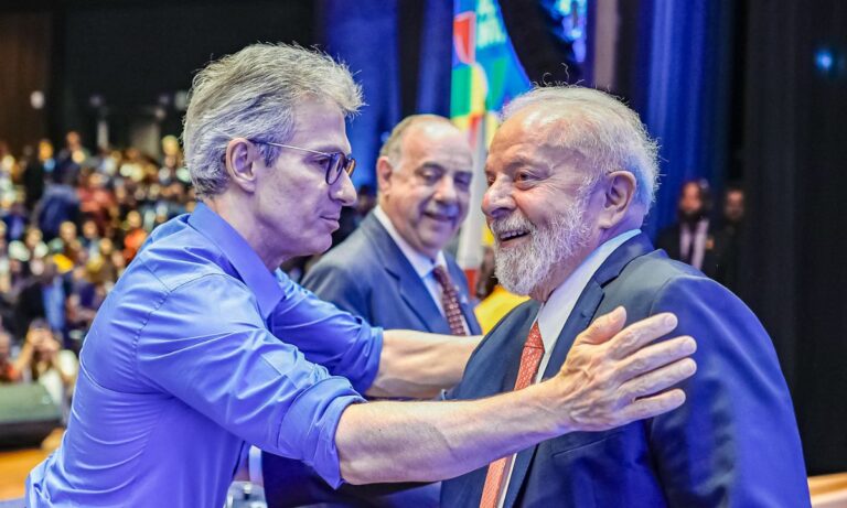 O governador Romeu Zema cumprimenta o presidente Lula