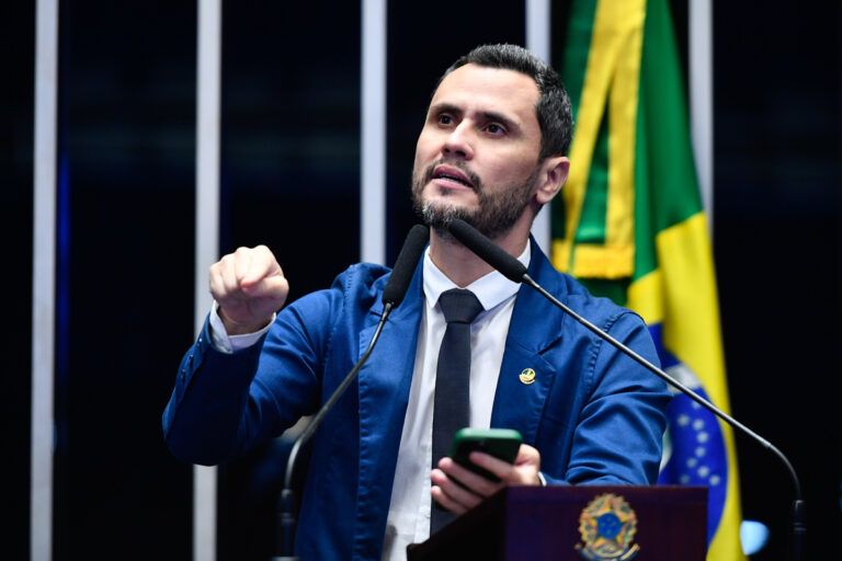 Cleitinho no plenário do Senado