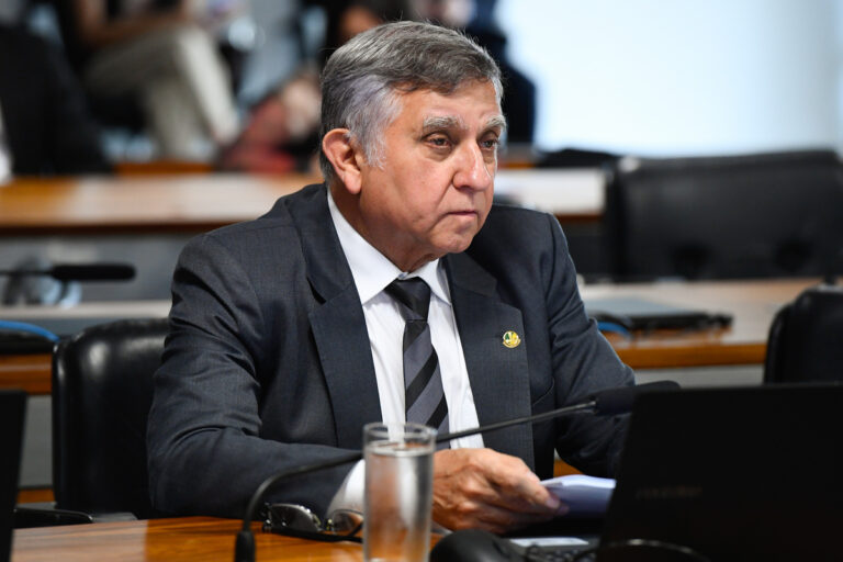 Senador Izalci Lucas em comissão do Senado