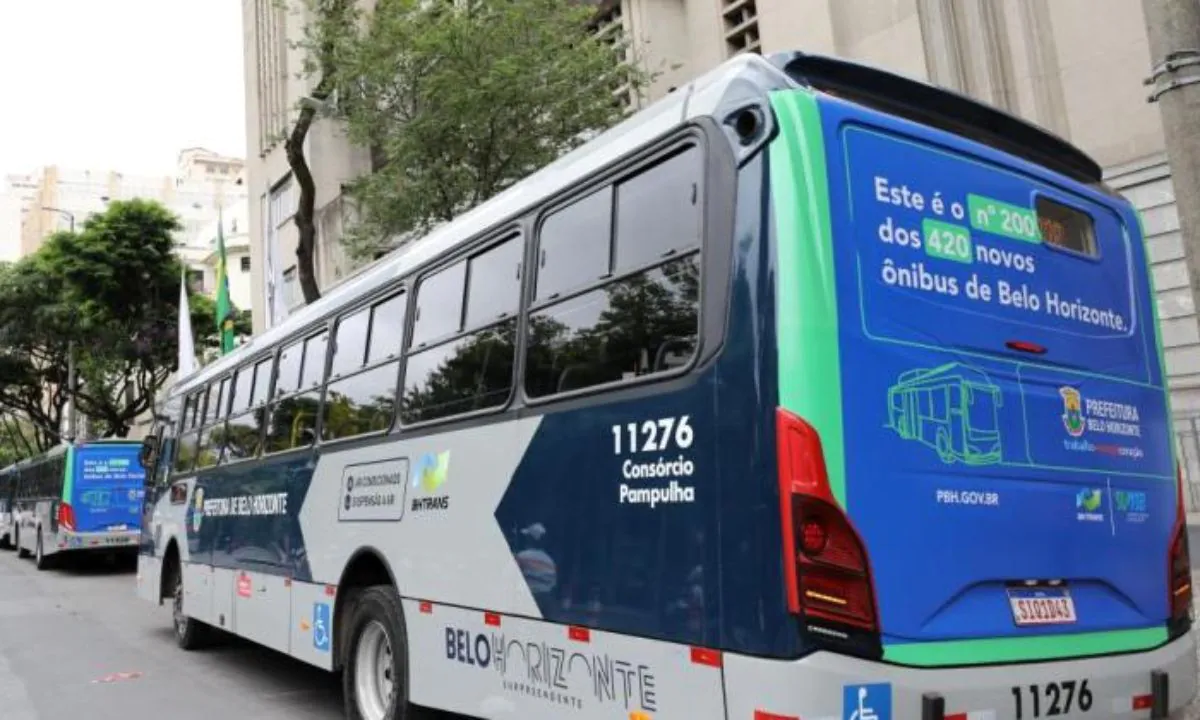 Foto mostra ônibus que circula em BH