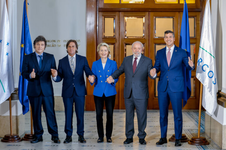 Presidentes do Mercosul com Ursula von der Leyen em Montevidéu