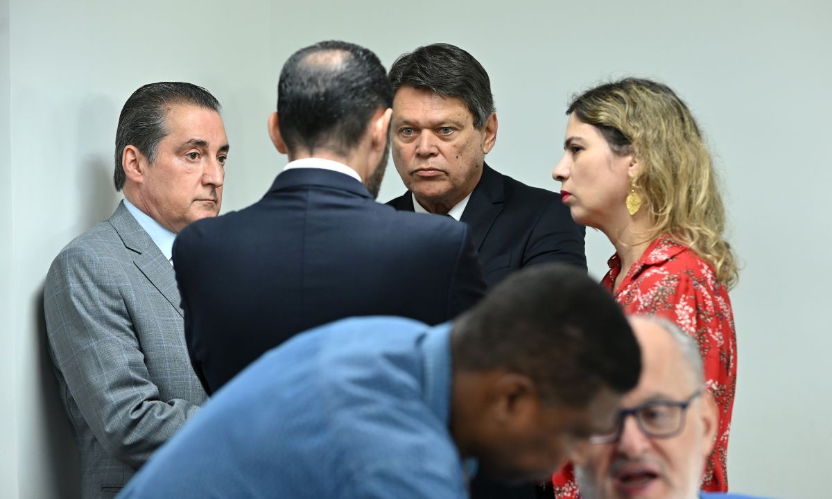 Deputados conversam durante reunião na Assembleia