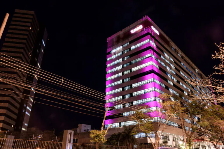 Fachada do TJMG no Outubro Rosa em 2018