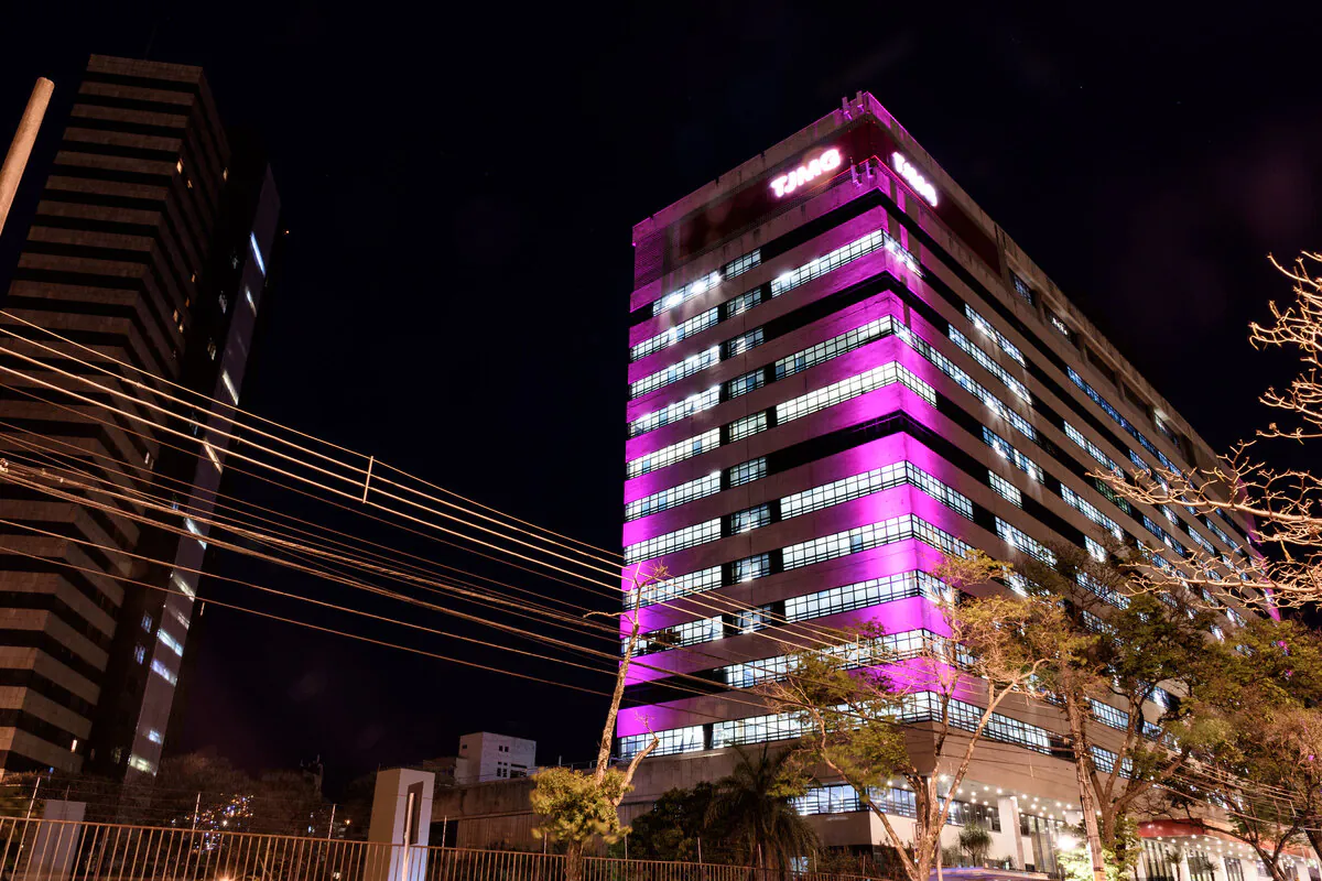 Fachada do TJMG no Outubro Rosa em 2018