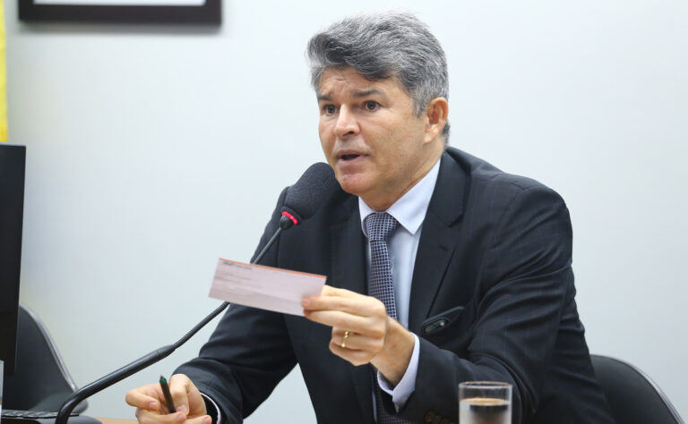 José Medeiros em comissão da Câmara