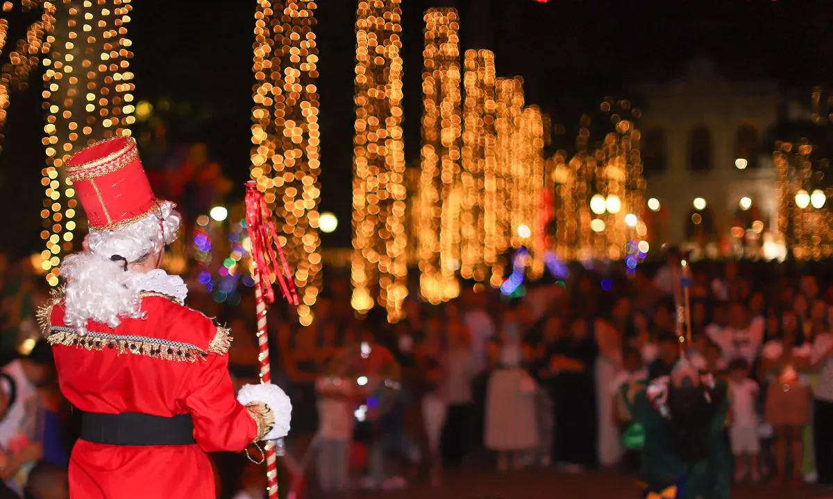 Já estão acesas as tradicionais luzes de Natal da Praça da Liberdade.