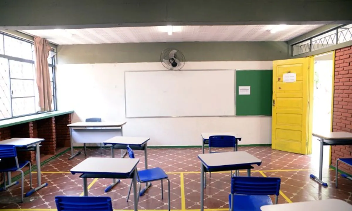 Foto mostra sala de aula