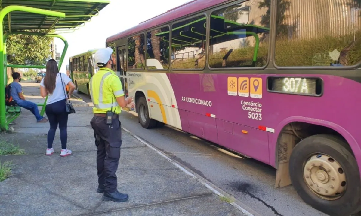 Foto mostra ônibus em Contagem