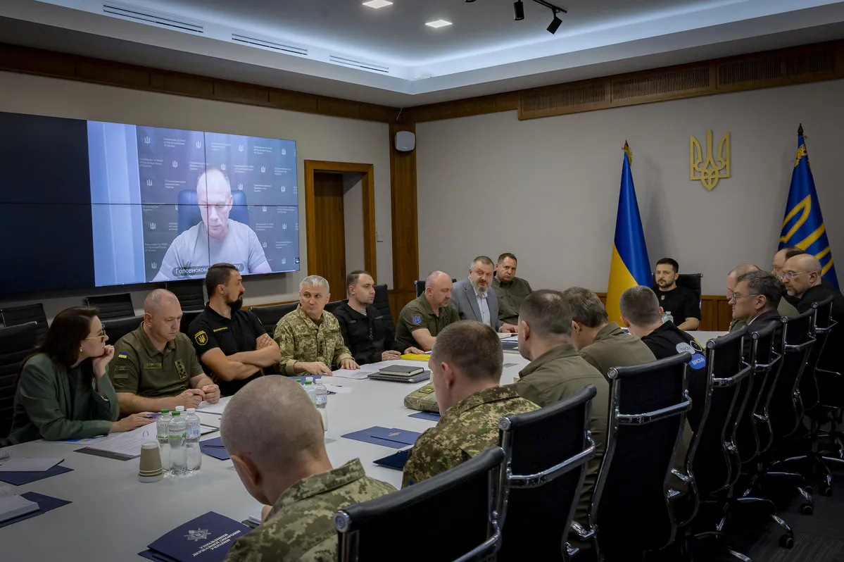 Zelensky em reunião na Ucrânia com militares