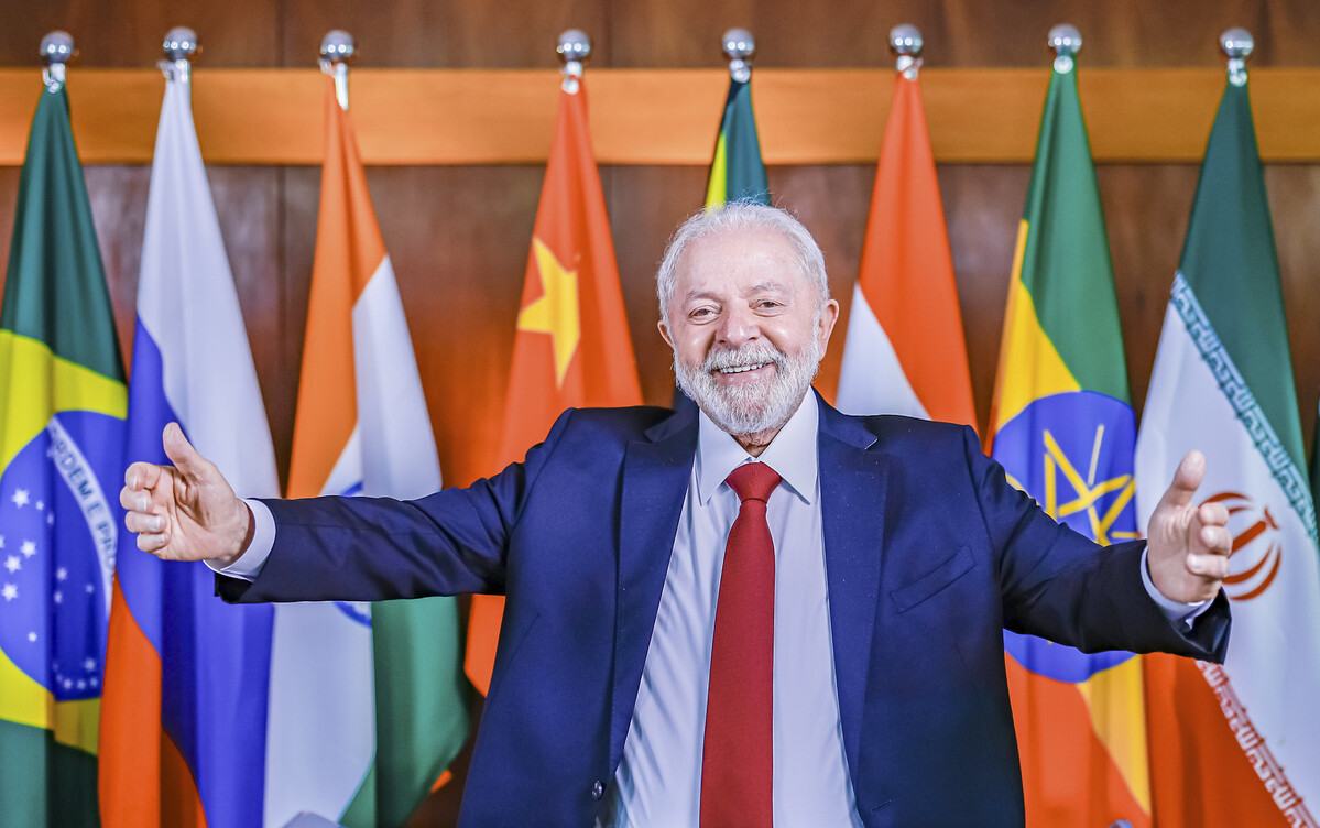 Lula com bandeiras dos BRICS em 2023