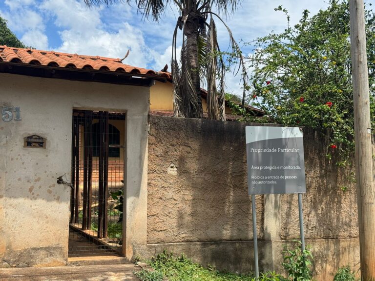 Atualmente, uma empresa terceirizada promove trabalhos de demolição de parte das residências adquiridas pela mineradora. Foto: Lucas Ragazzi