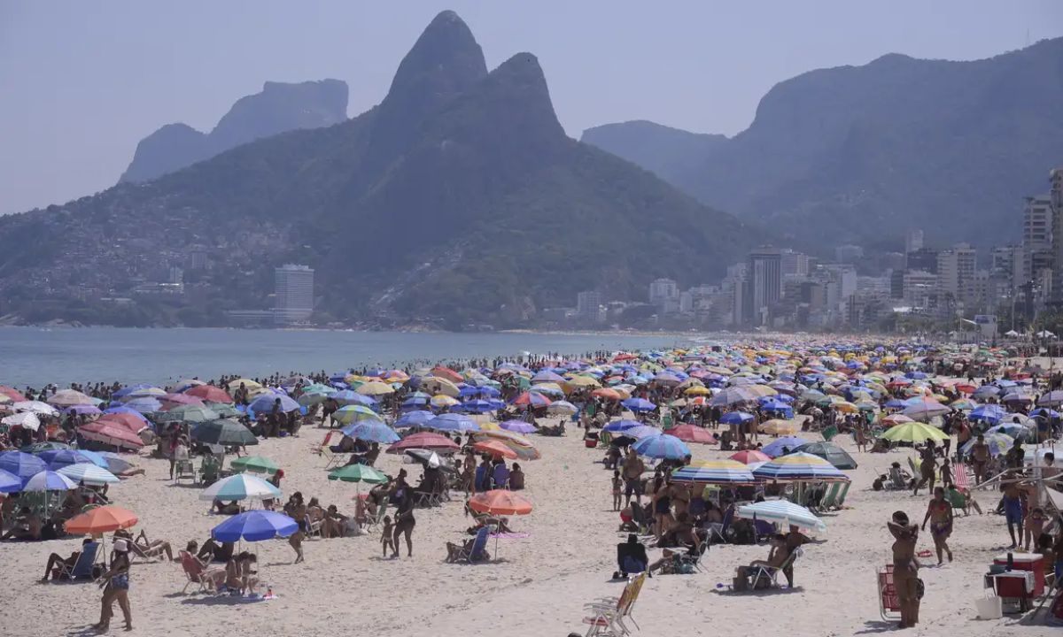 Foto mostra barracas de praia