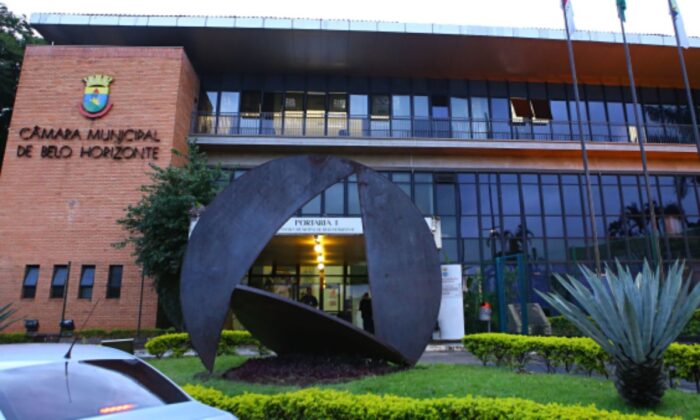 Foto mostra a fachada da Câmara de BH