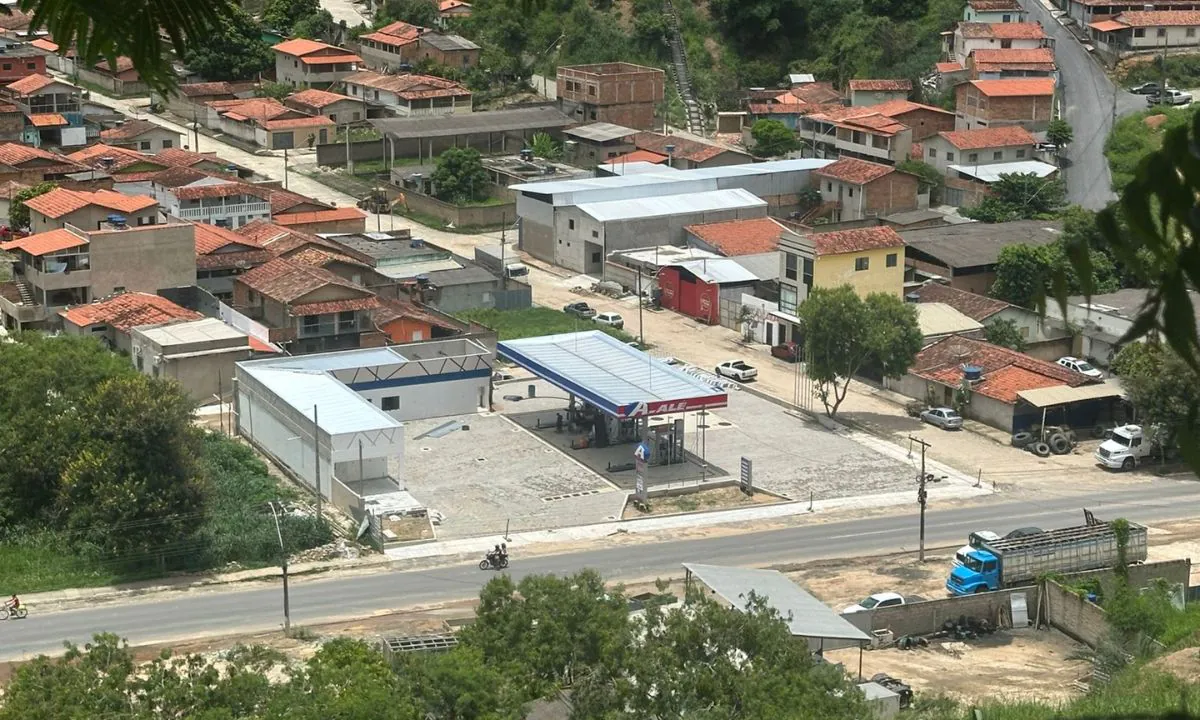 Foto mostra posto de combustíveis cuja construção é questionada pelo MPMG