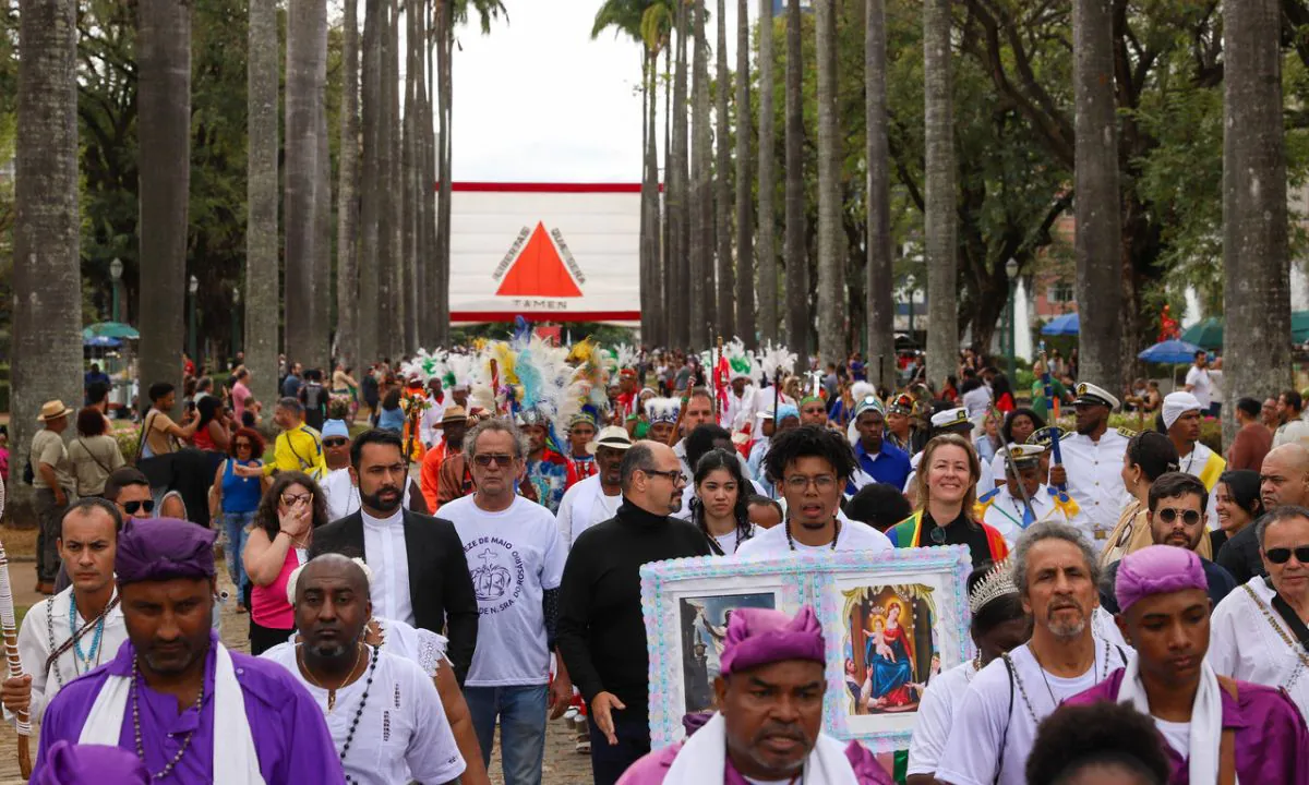 Foto mostra grupo de Congado