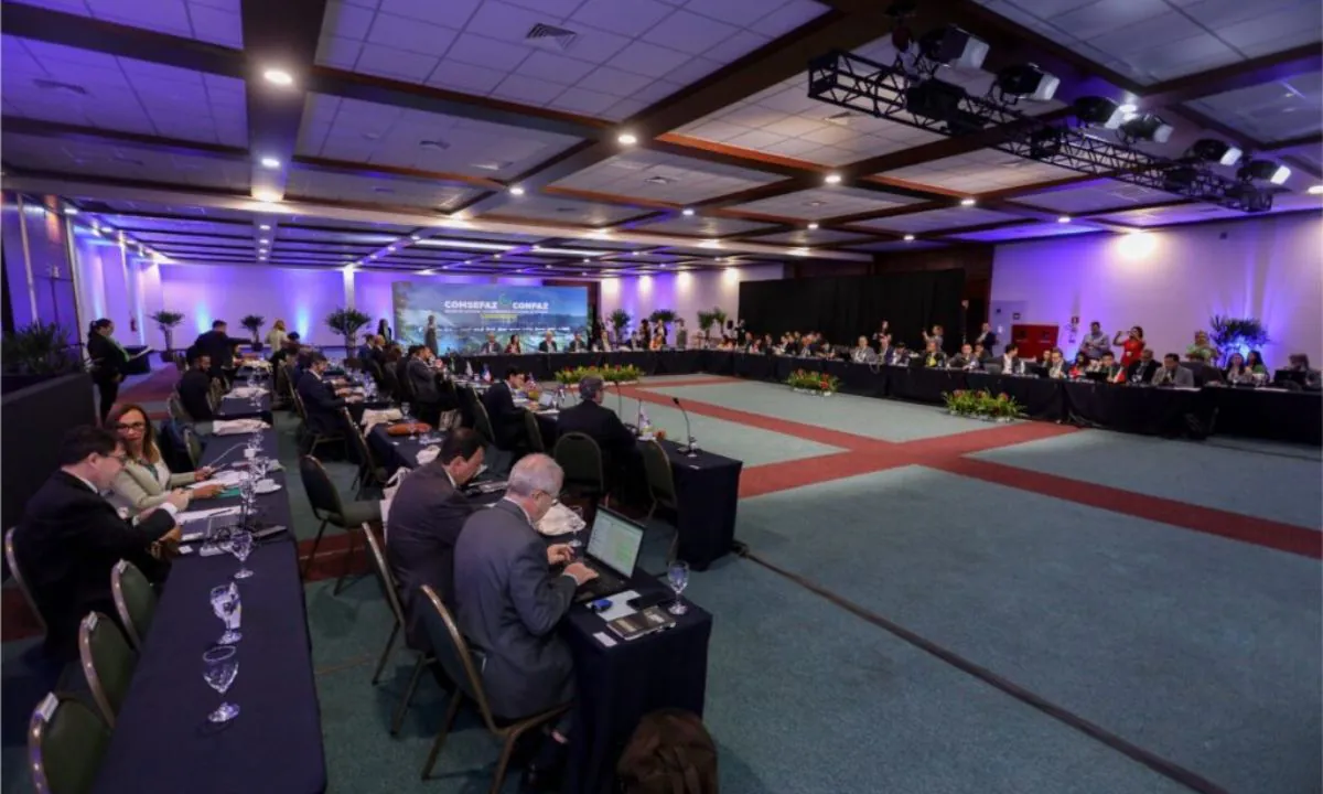 Foto mostra reunião do Comsefaz