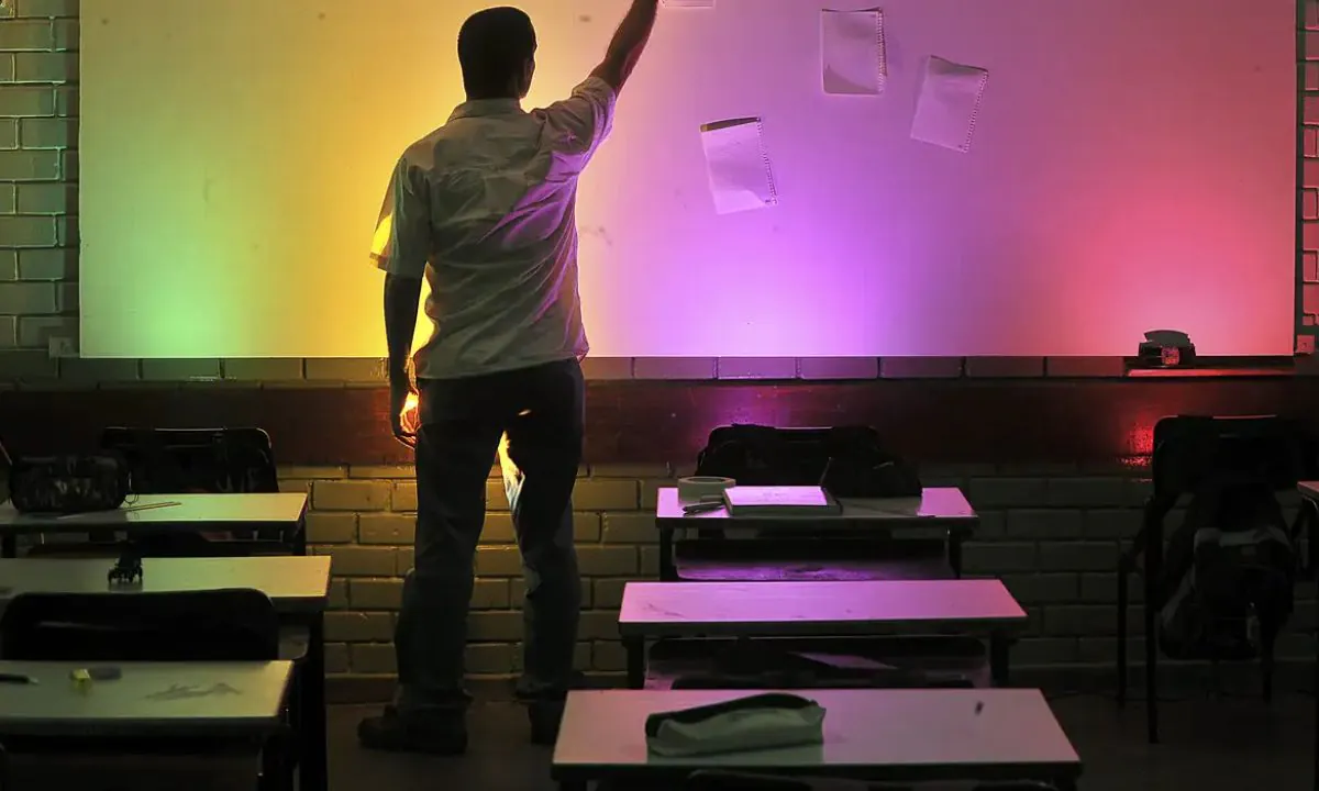 Professor utiliza lousa em sala de aula