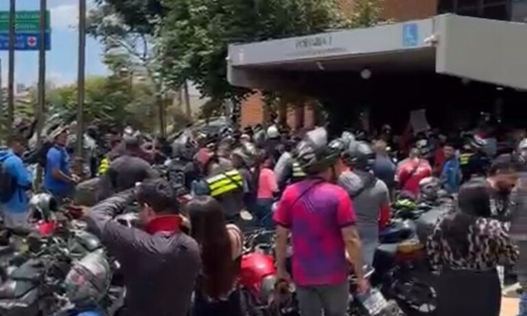 Motociclistas protestam em frente à CMBH