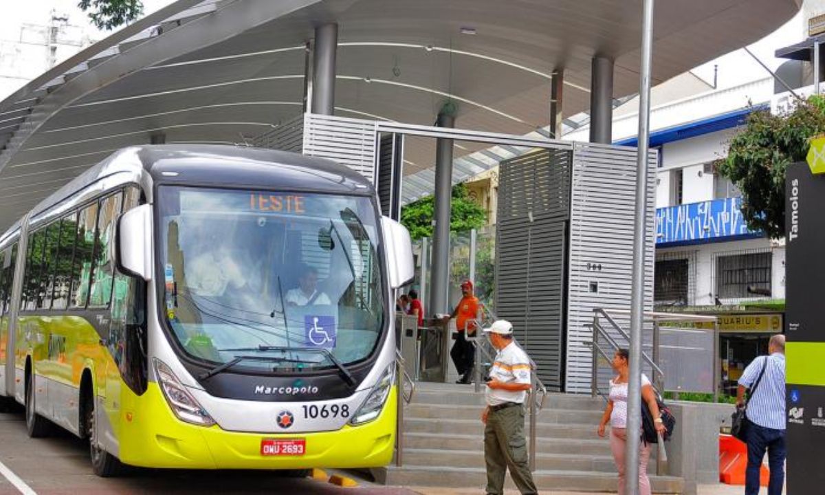 Foto mostra ônibus do Move em circulação