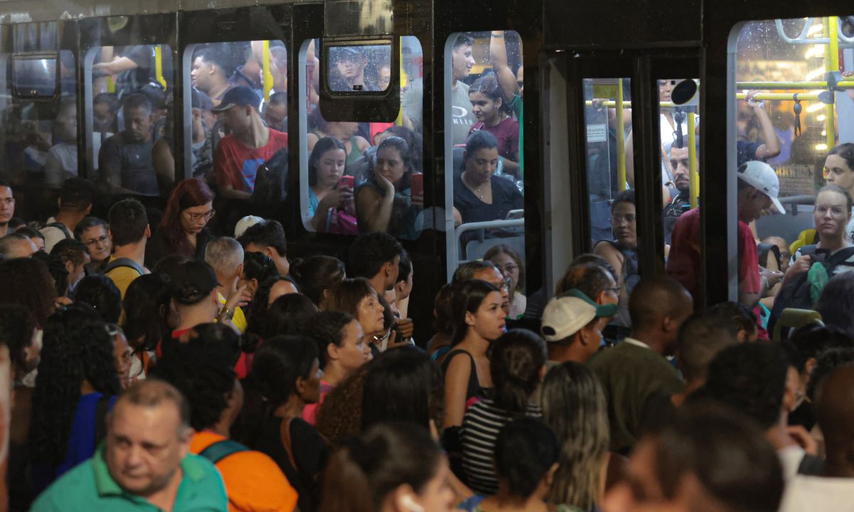 Foto mostra passageiros em ônibus