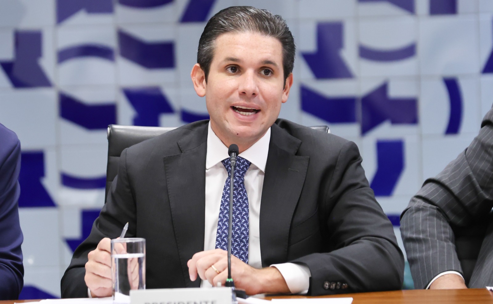 O ‘tempero mineiro’ do gabinete de Hugo Motta
