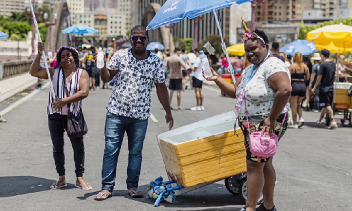 Foto mostra ambulante no carnaval de BH